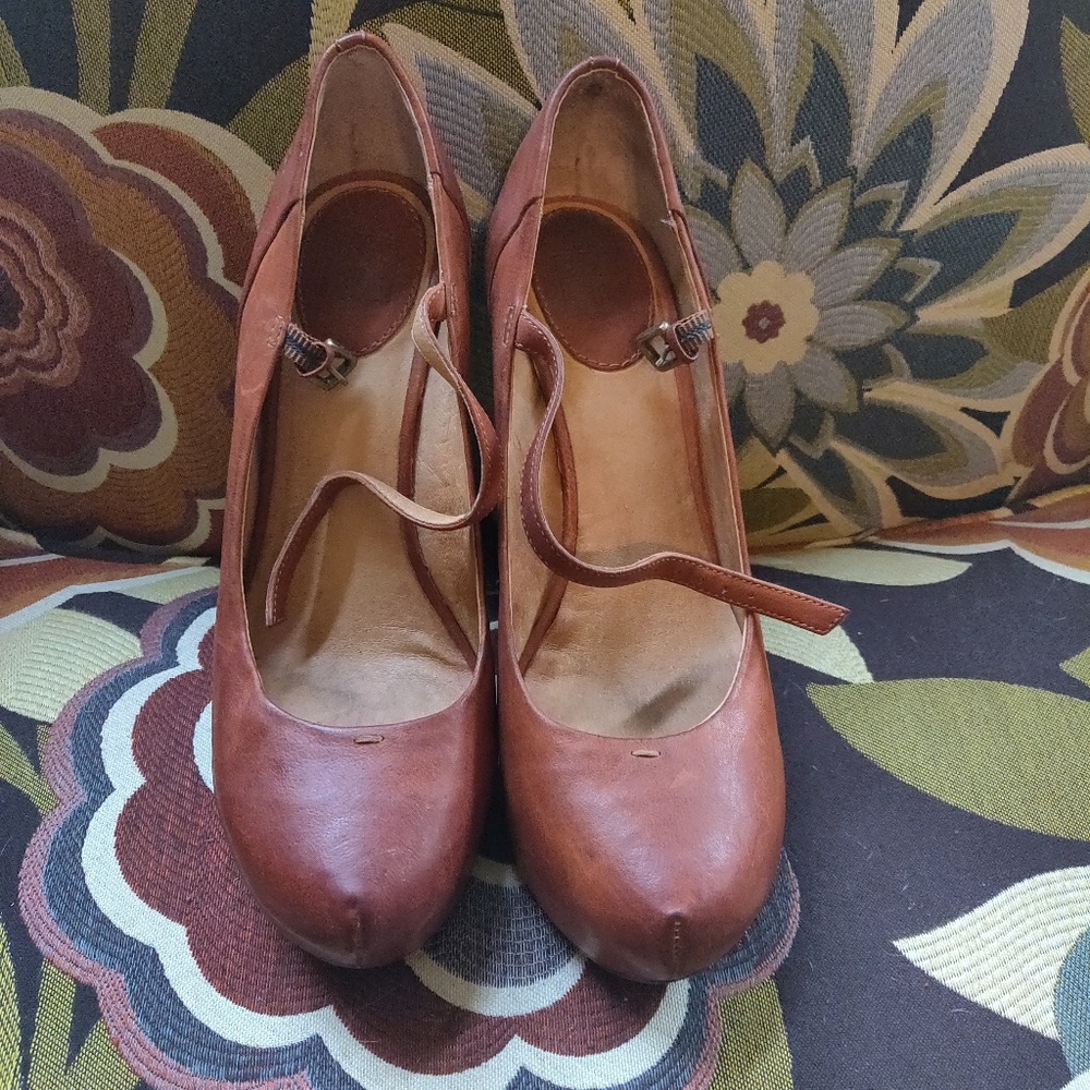 Frye platform betti page style; 9.